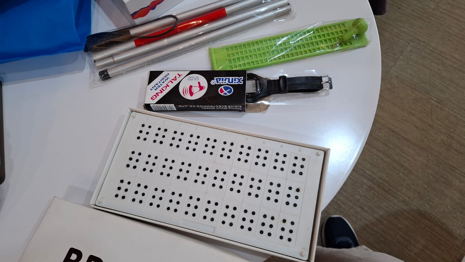 Tongkat, jam tangan netra, regred/alat bantu tulis braile brailetex, buat ngenal huruf braile